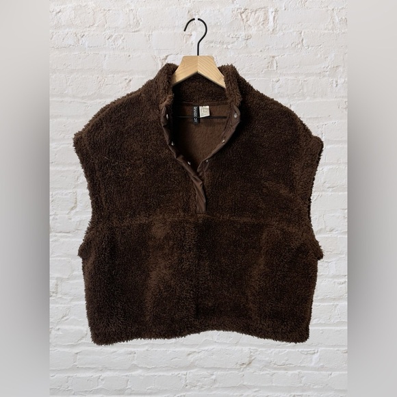 H&M Jackets & Blazers - H&M Women’s Sz XL Fuzzy Soft Chocolate Brown Cropped T-Snap Vest Gorpcore Hike